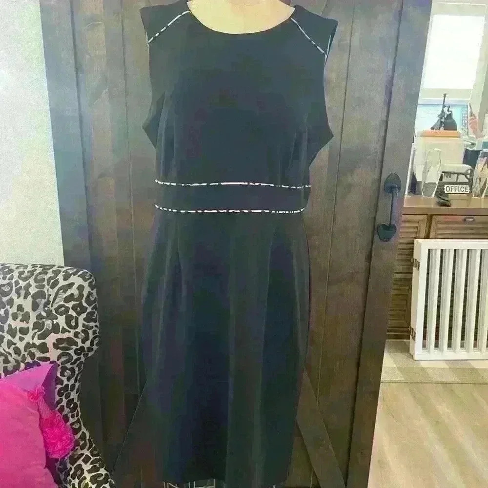 Liz Claiborne hidden back zipper with animal print contrast piping.